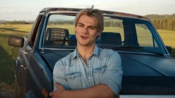 Chemise western en jean Levi’s Barstow en Light Wash portée par Cole Walter (Noah LaLonde) comme on le voit dans My Life with the Walter Boys (S02E01)