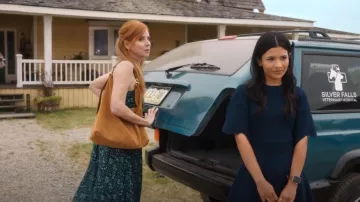 Sac fourre-tout Simons Chunky Golden Chain en brun porté par Katherine Walter (Sarah Rafferty) comme on le voit dans Ma vie avec les Walter Boys (S02E01)