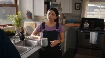 Comme des Garçons Play Small Heart Tee en Purple porté par Jackie Howard (Nikki Rodriguez) comme on le voit dans Ma Vie avec les Walter Boys (S02E03)