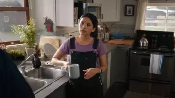 Comme des Garçons Play Small Heart Tee en Purple porté par Jackie Howard (Nikki Rodriguez) comme on le voit dans Ma Vie avec les Walter Boys (S02E03)