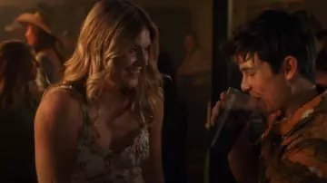 Par Anthropologie Robe midi sans manches à smocks à volants portée par Blake Hartford (Natalie Sharp) comme on le voit dans Ma vie avec les Walter Boys (S02E04)