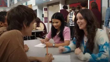 House Of Sunny Mini Cup Knit Cropped Top usado por Jackie Howard (Nikki Rodriguez) como se ve en My Life with the Walter Boys (S02E04)