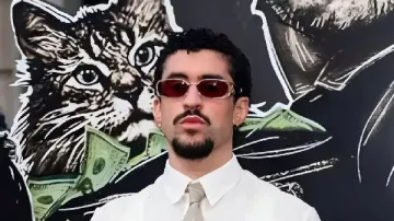 Cette chemise blanche portée par Bad Bunny dans Caught Stealing NY Premiere 2025