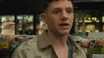 Chris Perfetti Twinless 2025 Veste fleurie portée par (Chris Perfetti) comme on le voit dans Twinless