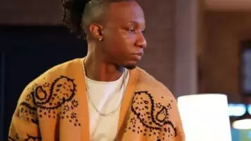 Trouvé 2023 Arlen Escarpeta Cardigan Paisley jaune comme on le voit dans Trouvé (S01E08)