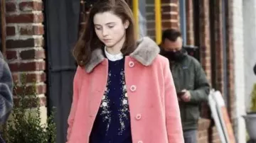 Eileen 2023 Thomasin McKenzie Abrigo de cuello de piel rosa usado por Eileen Dunlop (Thomasin McKenzie) como se ve en Eileen