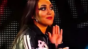 Chaqueta de Carla González de WWE NXT 2025 (Roxanne Pérez) como se ve en WWE NXT