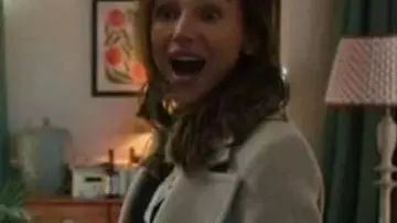 Fool Me Once Michelle Keegan Blouse blanche utilisée par Maya Stern (Michelle Keegan) comme on le voit dans Fool Me Once (S01)