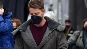 El diario de Noel Chaqueta gris de Justin Hartley usada por Jacob Turner (Justin Hartley) como se ve en El diario de Noel