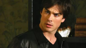 The Vampire Desire Veste Damon Salvatore portée par Damon Salvatore (Ian Somerhalder) comme on le voit dans The Vampire Diaries