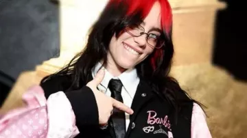 Billie Eilish la chaqueta universitaria Barbie de los premios Grammy 2024 en Billie Eilish Knows Busta rima "Look At Me Now" palabra por palabra | Los Grammy 2024