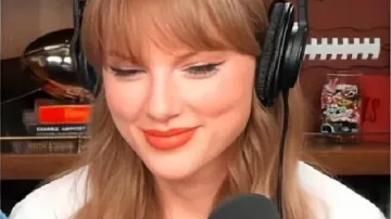 Podcast New Heights Camiseta usada por Taylor Swift en Taylor Swift sobre Reclaiming Her Masters, Wrapping The Eras Tour y The Life of a Showgirl | NHTV