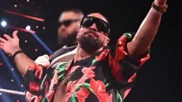 Camisa estampada floral de Monday Night RAW usada por Seth Rollins en WWE Monday Night Raw Highlights Today ???? 26/8/2025 - Roman Reigns & Brock Lesnar Return ????????