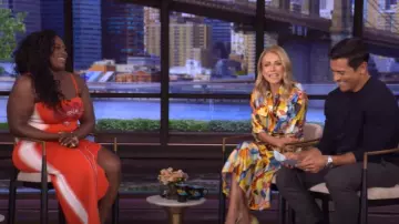 Ph5 Iris Vestido Maxi Sin Mangas con Estampado de Flores usado por Danielle Brooks como se ve en VIVO con Kelly y Mark el 26 de agosto de 2025