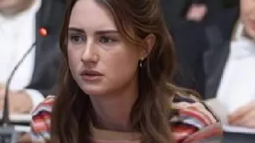 Sudadera a rayas The Twisted Tale of Amanda Knox usada por Amanda Knox (Grace Van Patten) como se ve en The Twisted Tale of Amanda Knox (S01E01)