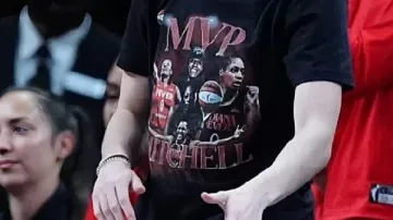 MVP Kelsey Mitchell Camiseta negra estampada usada por Caitlin Clark
