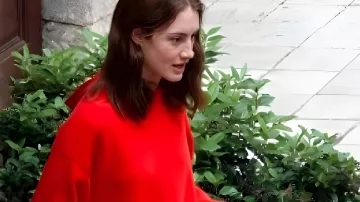 El retorcido cuento de Amanda Knox Sudadera con capucha roja usada por Amanda Knox (Grace Van Patten) como se ve en El retorcido cuento de Amanda Knox (S01E06)