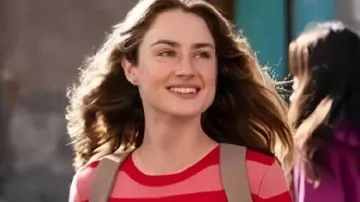 El retorcido cuento de Amanda Suéter a rayas usado por Amanda Knox (Grace Van Patten) como se ve en El retorcido cuento de Amanda Knox (S01E05)