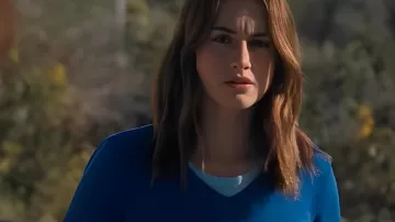 El retorcido cuento de Amanda Knox Suéter azul usado por Amanda Knox (Grace Van Patten) como se ve en El retorcido cuento de Amanda Knox (S01E06)