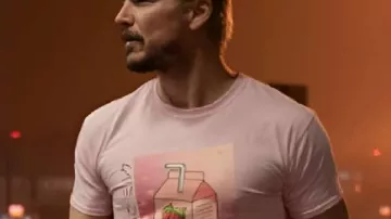 2025 Fight Or Flight Josh Hartnett T-Shirt Pink Strawberry Milk porté par Lucas Reyes (Josh Hartnett) dans Fight or Flight