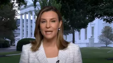 Blazer de tweed de Generation Love Eliza usado por Mary Bruce como se ve en Good Morning America el 28 de agosto de 2025