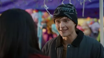 Toque de cabeza de pájaro Arc'teryx usado por Nathan Walter (Corey Fogelmanis) como se ve en Mi vida con los Walter Boys (S02E10)