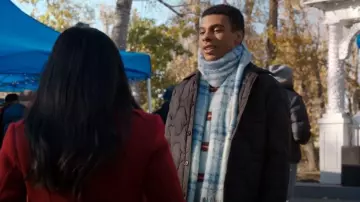 Bufanda con flecos Old Navy usada por Skylar Summerhill (Jaylan Evans) como se ve en My Life with the Walter Boys (S02E10)