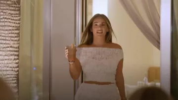 Minifalda con volantes de encaje rubio Bershka usada por Courtney Green como se ve en The Only Way Is Essex (S35E04)