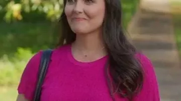 Top rosa de Taylor Cole usado por Nora (Taylor Cole) en Double Scoop || Top rosa Taylor Cole 2025 de doble primicia