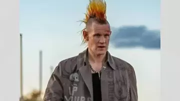 Matt Smith Manteau brun porté par Russ (Matt Smith) dans Caught Stealing || Pris en train de voler 2025 Matt Smith Brown Coat