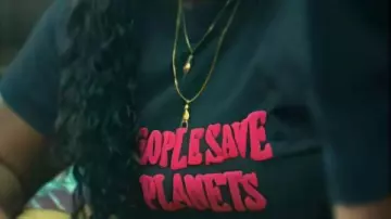 Peacemaker S02 Danielle Brooks Graphic Tee usado por Leota Adebayo (Danielle Brooks) en Peacemaker (S02)