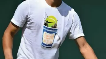 Camiseta blanca usada por Carlos Alcaraz en el Campeonato de Wimbledon 2025
