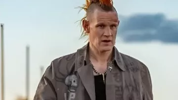 Ce manteau brun porté par Russ (Matt Smith) dans Caught Stealing