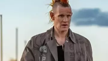 Ce manteau brun porté par Russ (Matt Smith) dans Caught Stealing