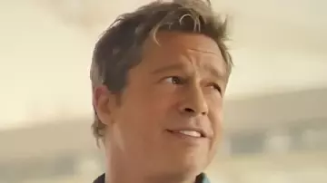 Esta camisa bordada azul usada por Sonny Hayes (Brad Pitt) en F1