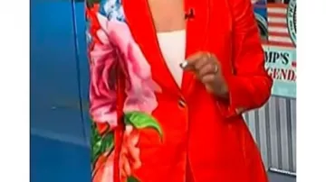 Blazer floral rouge porté par (Morgan Radford) dans NBC News Daily (S01)
