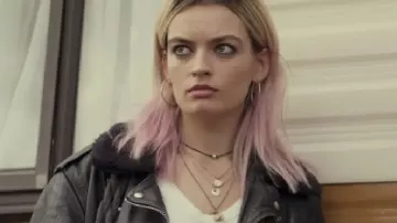 Chaqueta de cuero de Sex Education Maeve Wiley usada por Maeve Wiley (Emma Mackey) como se ve en Sex Education