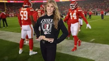 La sudadera con capucha de los Kansas City Ava Hunt Chiefs en Gracie Hunt da acceso al día del juego de los Kansas City Chiefs en fotos detrás de escena