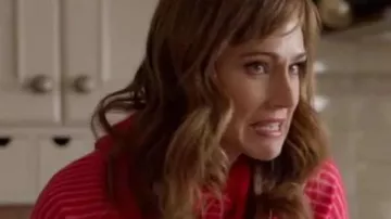 Un Noël record du monde 2023 Sweat à capuche rose Nikki Deloach porté par Marissa Parsons (Nikki DeLoach) comme on le voit dans Un Noël record du monde