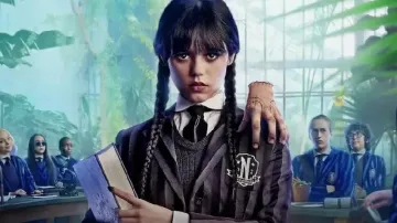 Blazer de uniforme escolar de Wednesday Addams usado por Wednesday Addams / Goody Addams (Jenna Ortega) como se ve en Wednesday (S01E01)