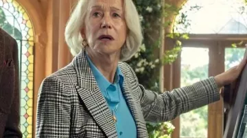 Blazer a cuadros gris de Helen Mirren usado por (Helen Mirren) en The Thursday Murder Club || The Thursday Murder Club 2025 Helen Mirren Blazer a cuadros gris