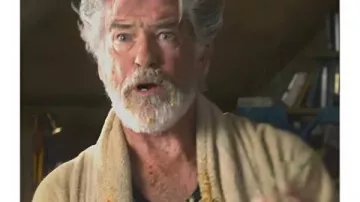 Le débardeur à logo Pierce Brosnan Tiger Beer porté par Ron (Pierce Brosnan) dans The Thursday Murder Club
