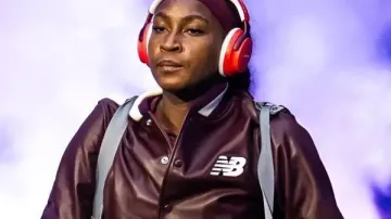 Coco Gauff 2025 US Open Chaqueta de cuero usada por Coco Gauff en Coco Gauff Entrevista en la cancha | Ronda 2 del US Open 2025
