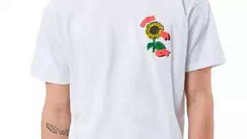 T-shirt tournesol porté par Justin Edwards (Michael Cooper Jr.) dans la série télévisée Forever 2025