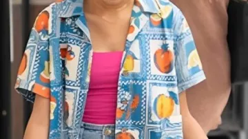 Chemise à imprimé fruits portée par Ava (Amirah J) dans la série télévisée High Potential 2025