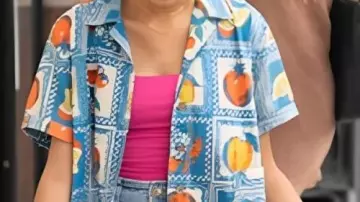 Camisa con estampado de frutas usada por Ava (Amirah J) en la serie de televisión High Potential 2025