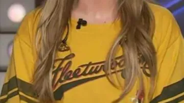 Camisa amarilla de Fleetwood Mac usada por Kelly Clarkson en The Kelly Clarkson Show