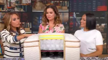 Cardigan Sandro Stripey avec détails en denim porté par Lori Bergamotto tel qu’on le voit dans Good Morning America le 30 août 2025