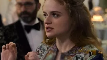 2024 Family Affair Joey King Floral Cropped Jacket porté par Zara Ford (Joey King) comme on le voit dans A Family Affair