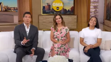 Haut à manches courtes French Connection Babysoft porté par Stephanie Ramos tel que vu dans Good Morning America le 30 août 2025